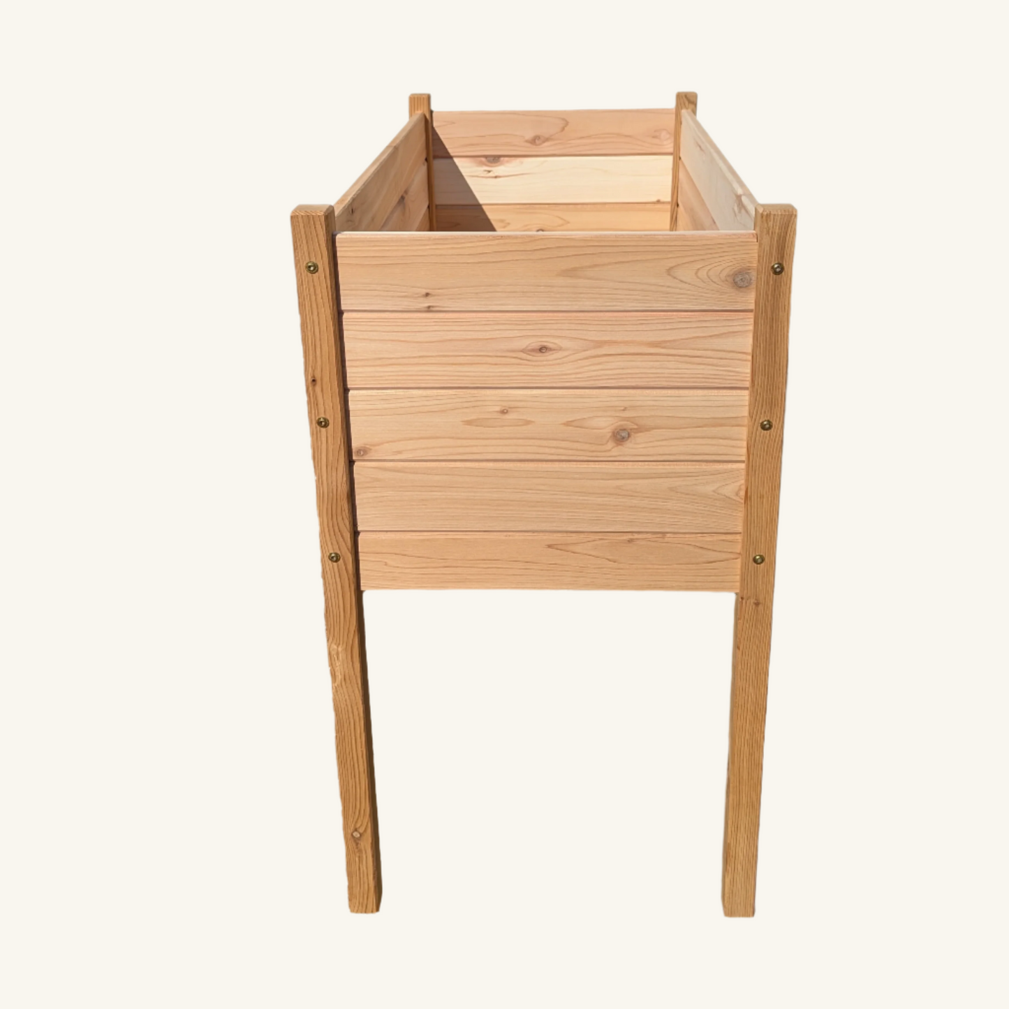 Side profile of 34” x 18” x 32” raised cedar planter box by Kelowna Woodcraft, constructed from thick BC cedar and secured with rust proof GRK RSS fasteners.